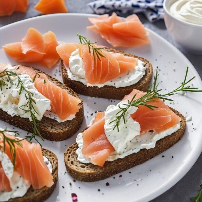 Desayuno saludable para bajar de peso con Tostada de centeno con salmón ahumado y queso crema light