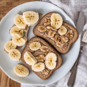 Desayuno saludable para bajar de peso con Tostada integral con mantequilla de almendra y rodajas de plátano