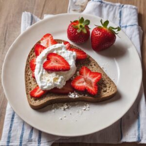 Desayuno saludable para bajar de peso con Tostada integral con ricotta, rodajas de fresas y un toque de miel
