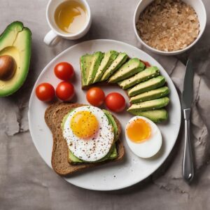 Desayuno saludable para bajar de peso con Tostada integral con tomate, aguacate y huevo pasado por agua